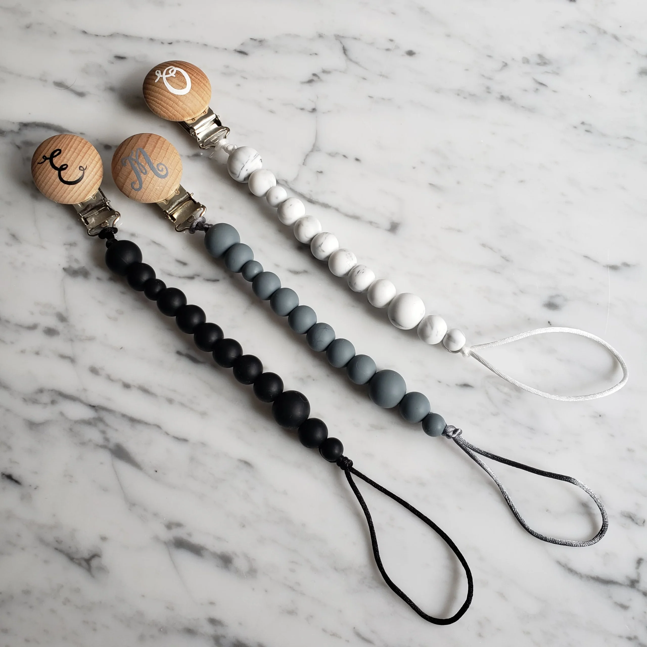 Attache-suce MONOGRAMME, 71 CHOIX de COULEURS, peint à la main, modèle LÉNA, cadeau de shower – Image 2