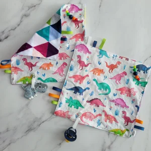 Mini doudou étiquettes DINOSAURES COLORÉS, mini doudou, doudou sensorielle, bille de dentition, accessoire pour bébé, cadeau de shower