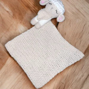 Doudou mouton en crochet, amigurumi