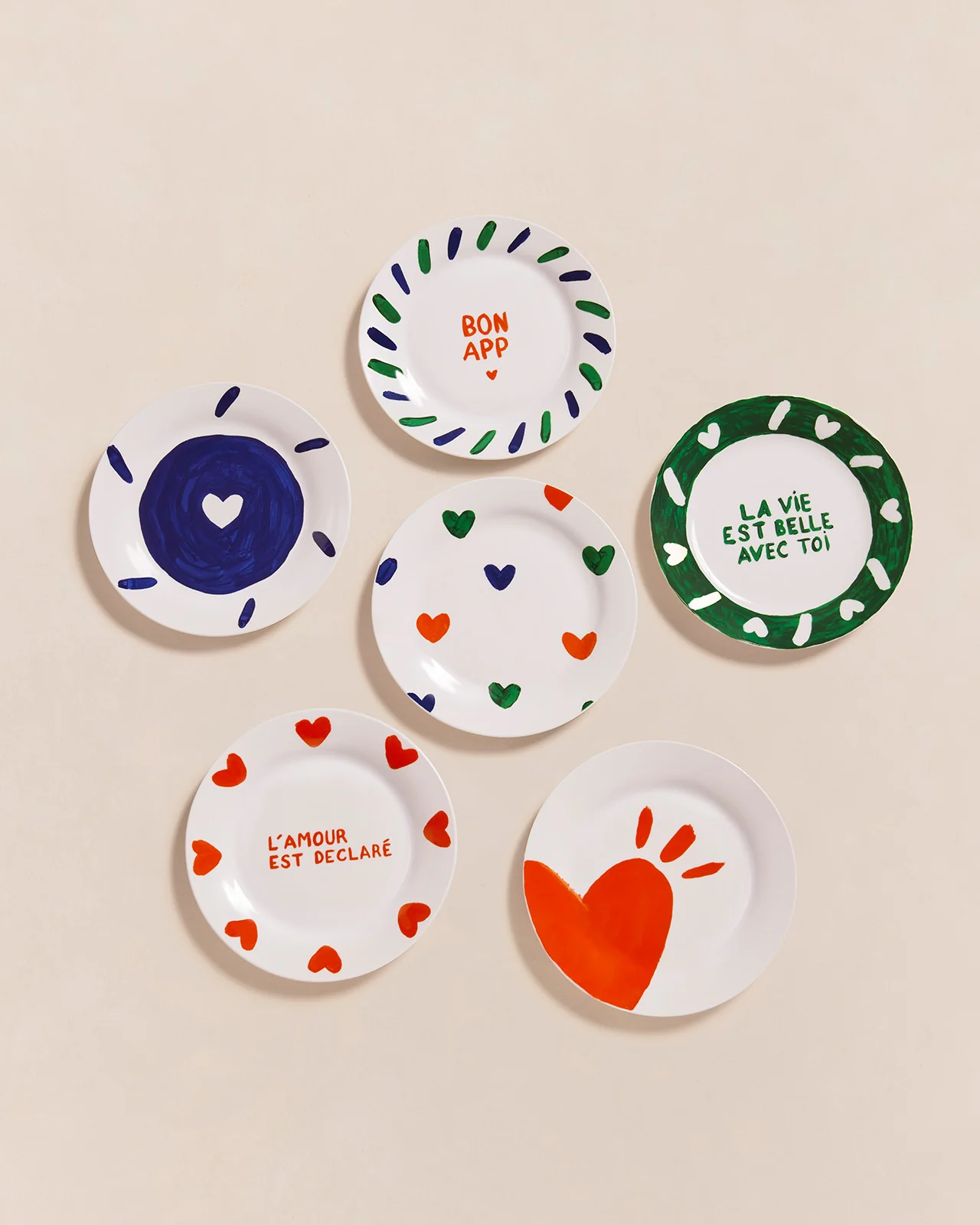 L'assiette Coeur rouge signature en porcelaine – Image 3