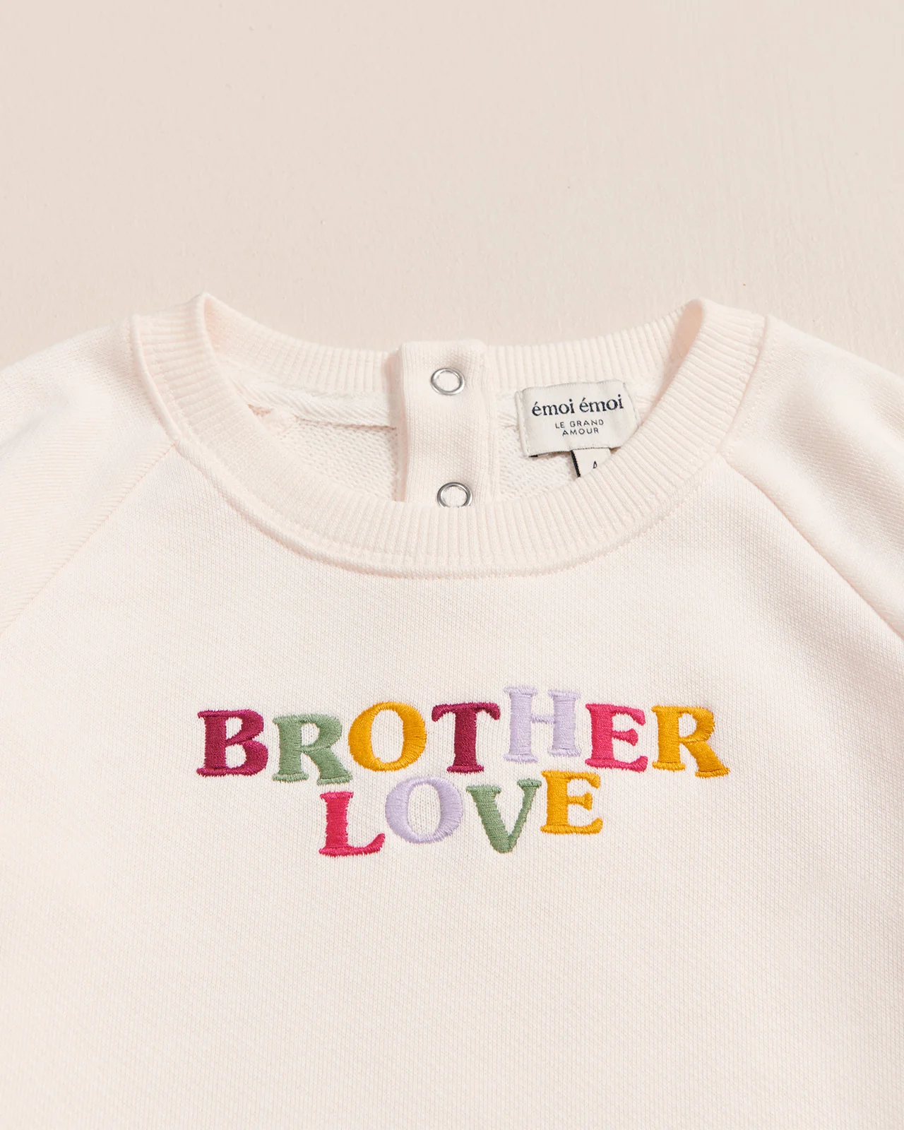 Le sweat brodé Brother love en coton bio - crème – Image 2