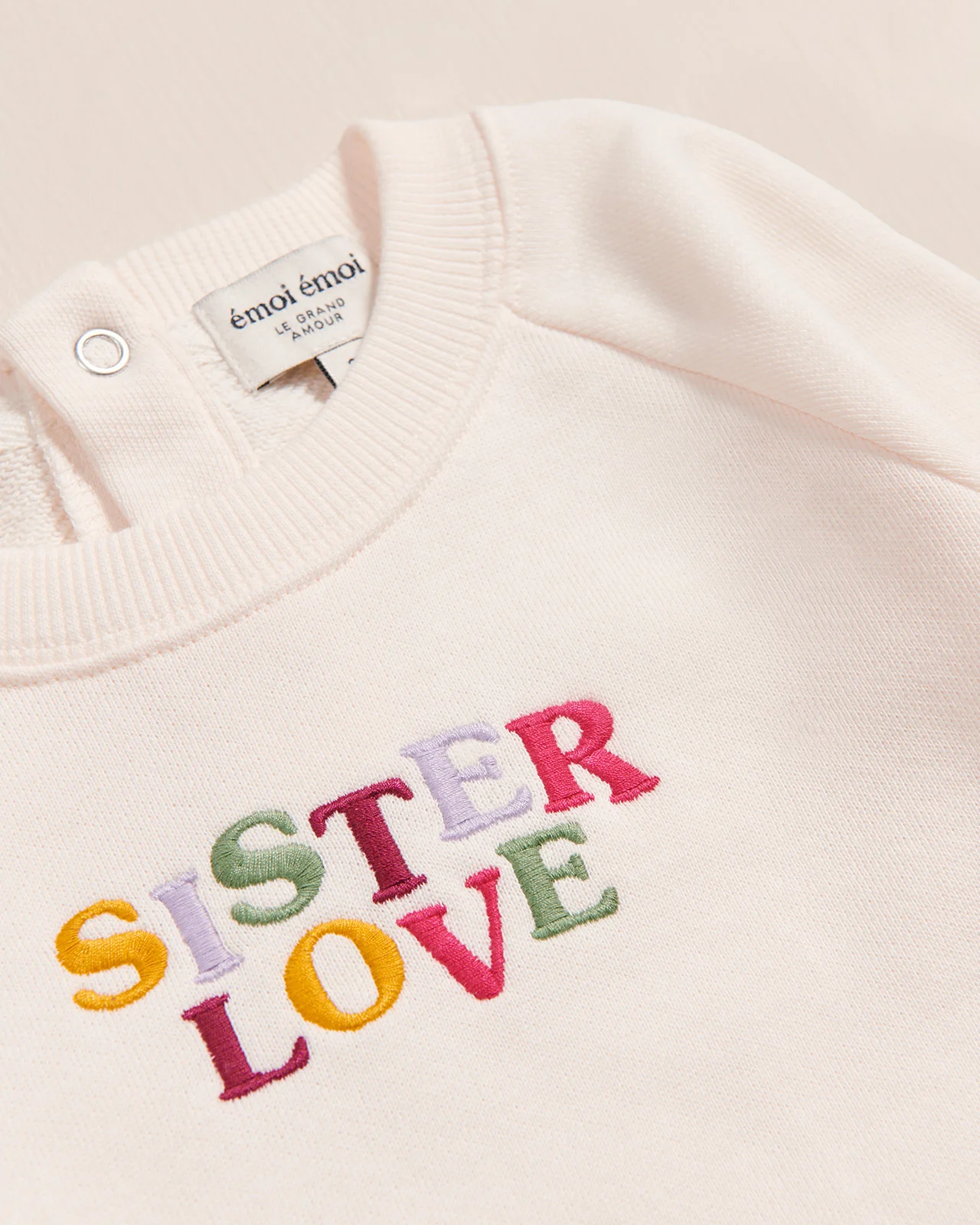 Le sweat brodé Sister love en coton bio - crème – Image 2
