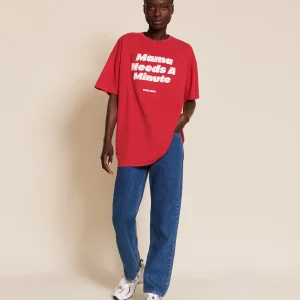 Le t-shirt Mama needs a minute en coton bio - garment dye rouge