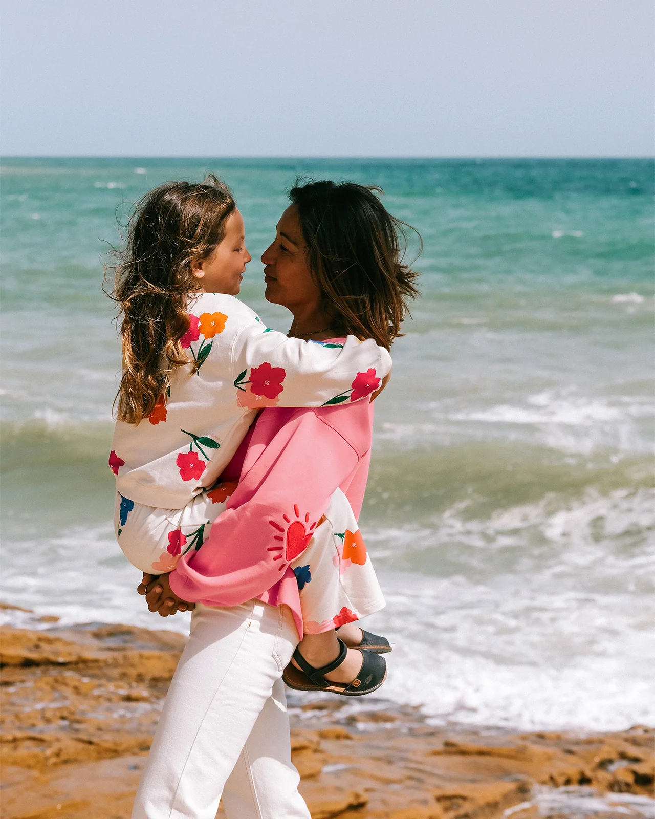 Le sweat Sam en coton bio - Anémones bouquet – Image 2