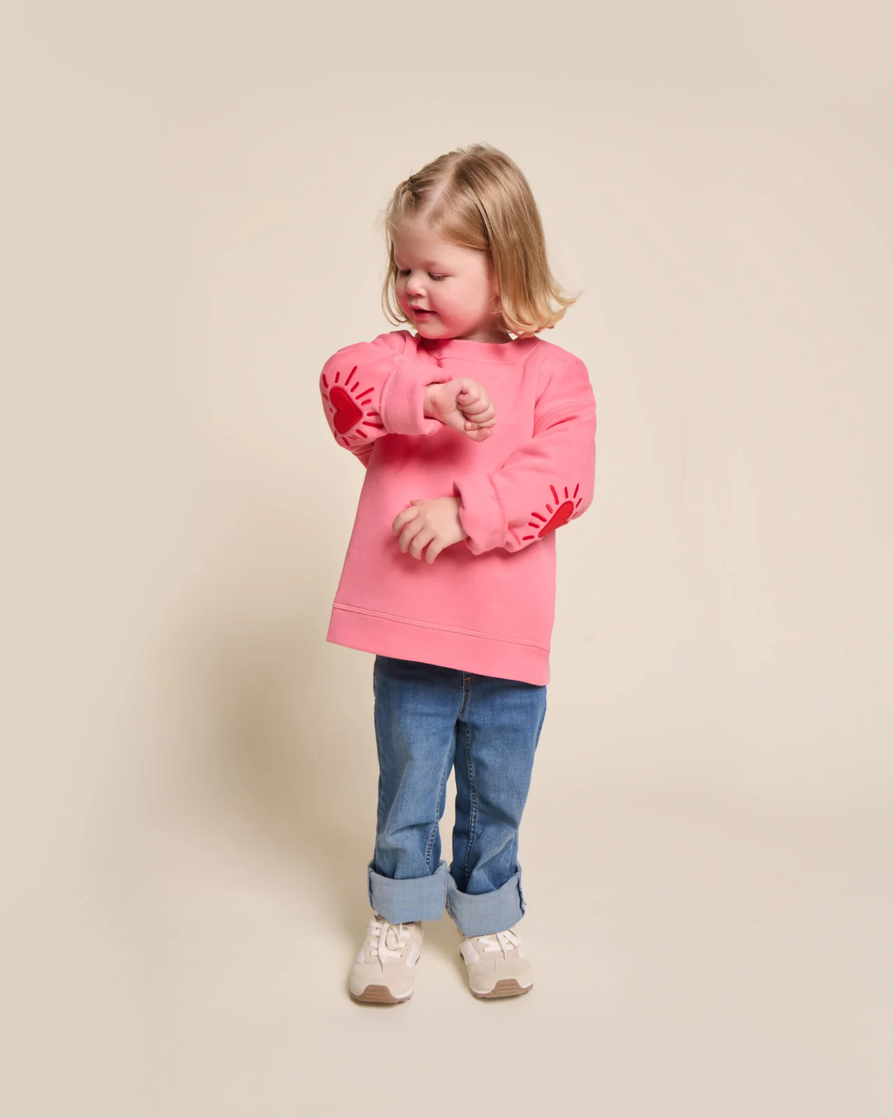 Le sweat Coeur solaire enfant avec coudières en coton bio - rose – Image 2