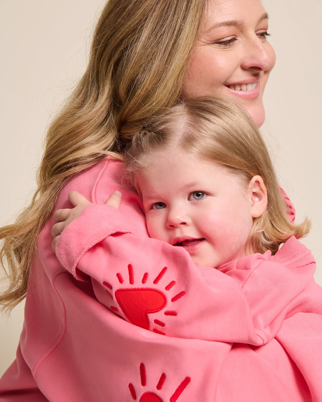 Le sweat Coeur solaire enfant avec coudières en coton bio - rose – Image 3