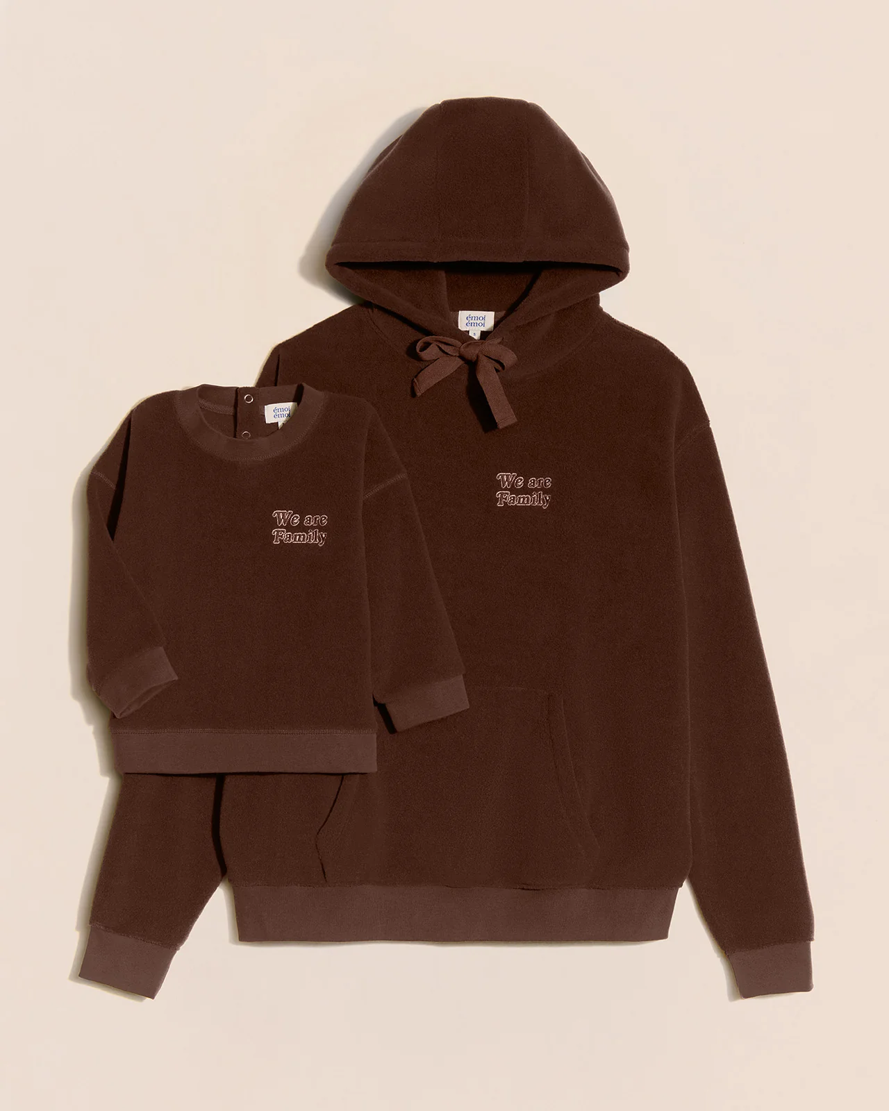 Le duo de sweats We are family en polaire recyclée - chocolat – Image 2