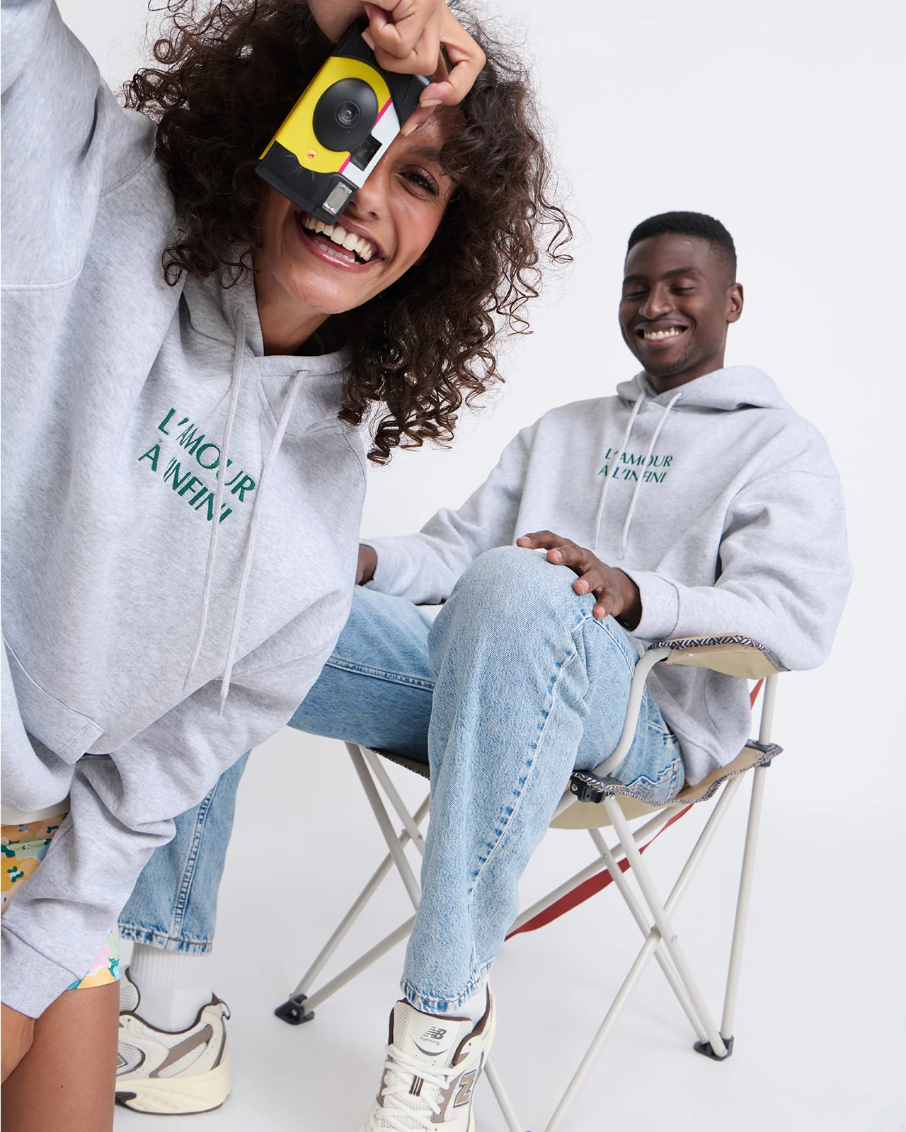 Le hoodie L'amour à l'infini adulte - gris chiné – Image 2