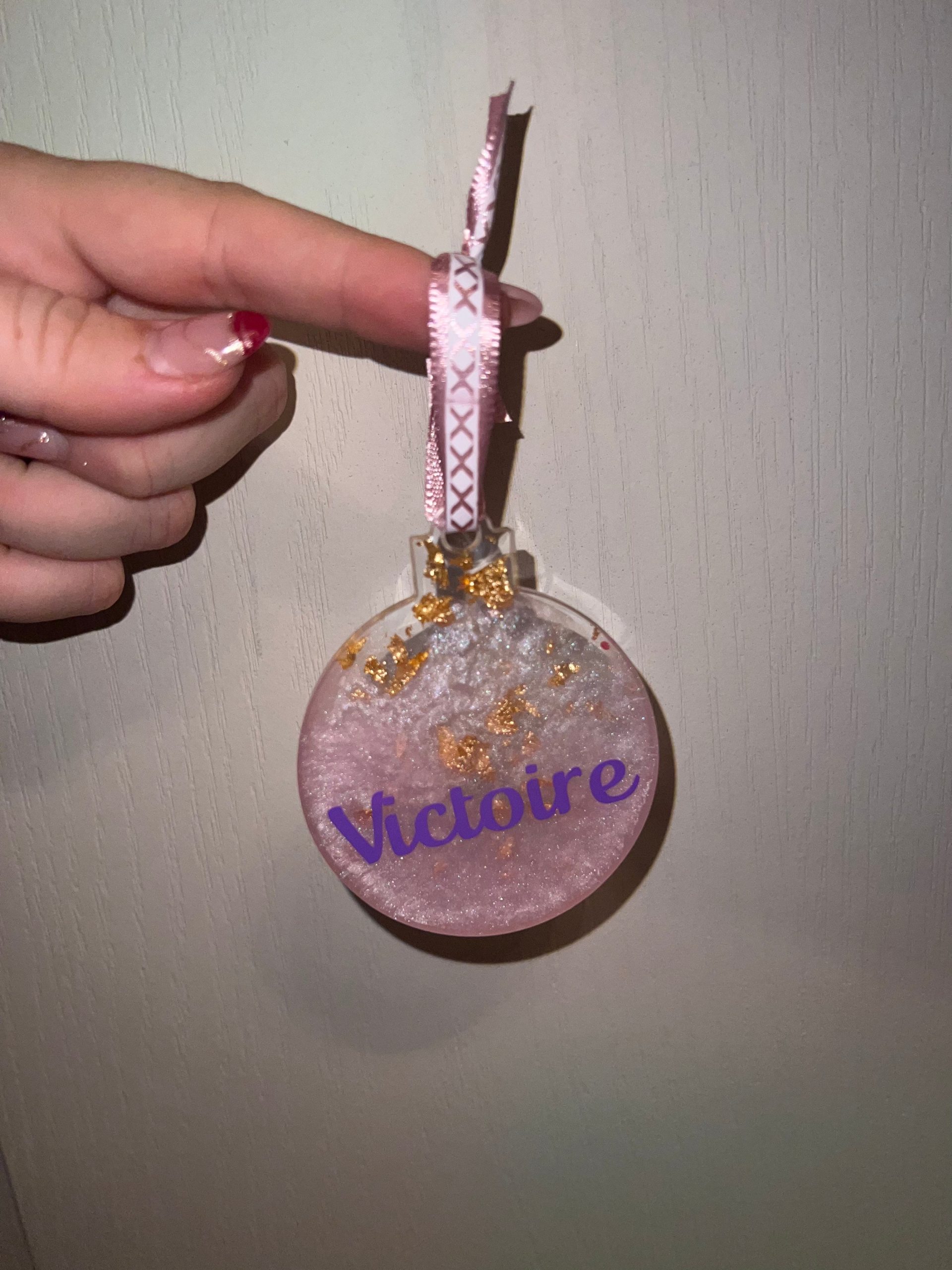 Boule de noël personnalisée résine – Image 5