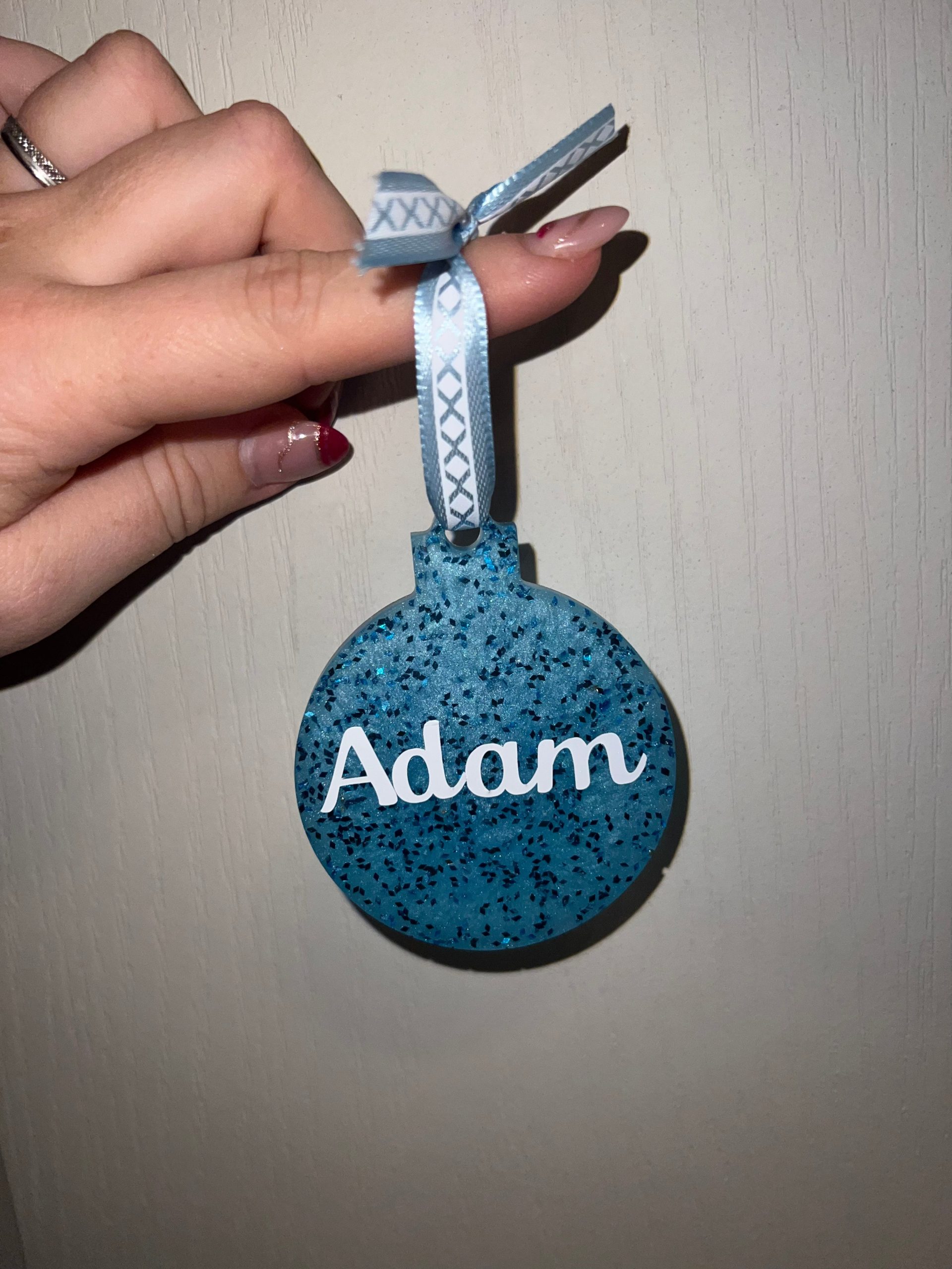 Boule de noël personnalisée résine – Image 2