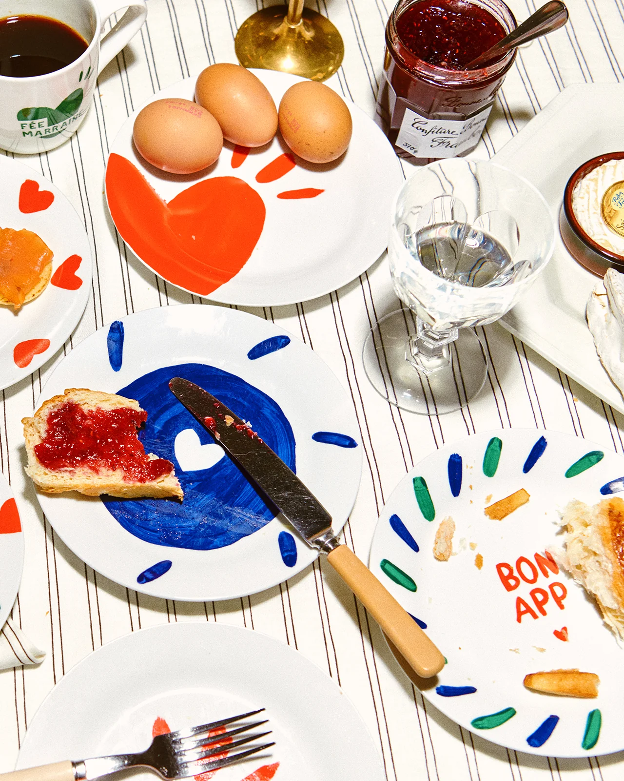 L'assiette Coeur rouge signature en porcelaine – Image 2