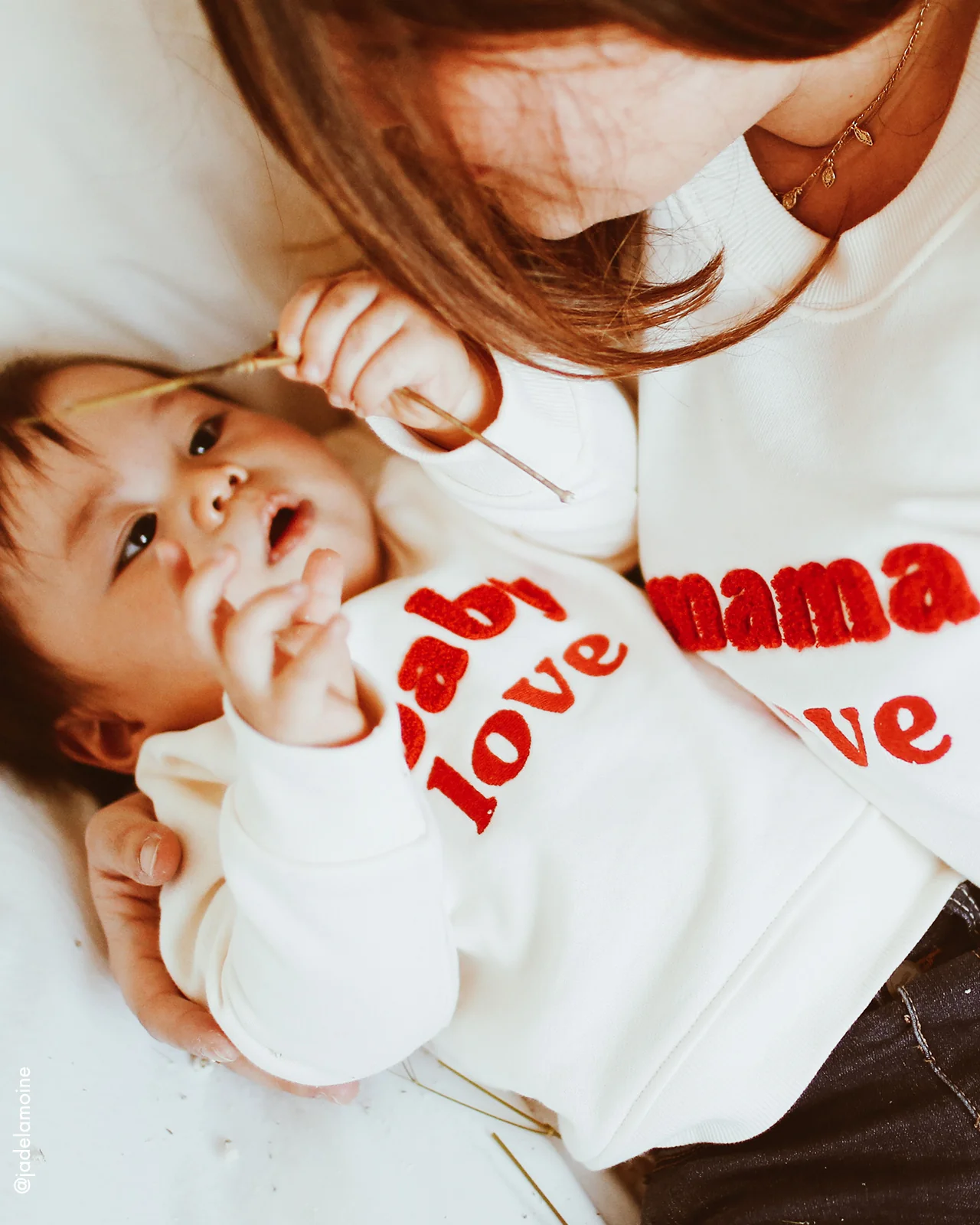 Le sweat brodé Baby love en coton bio - crème – Image 3