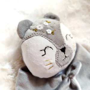Doudou Lola la Loutre - doudou fait main personnalisé
