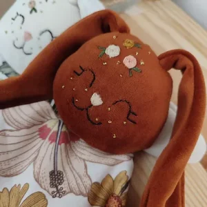 Doudou Lapin Grace Marron – Création personnalisée et réconfortante pour bébé
