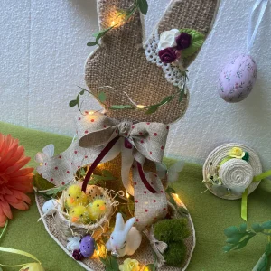 Le lapin de Pâques et ses oisillons