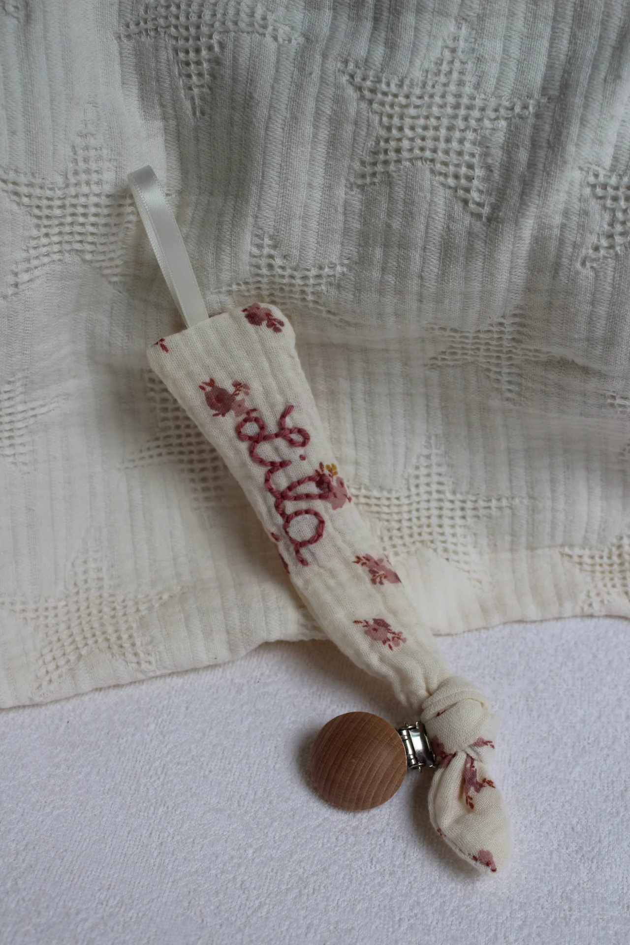 Attache tétine brodée – Image 3