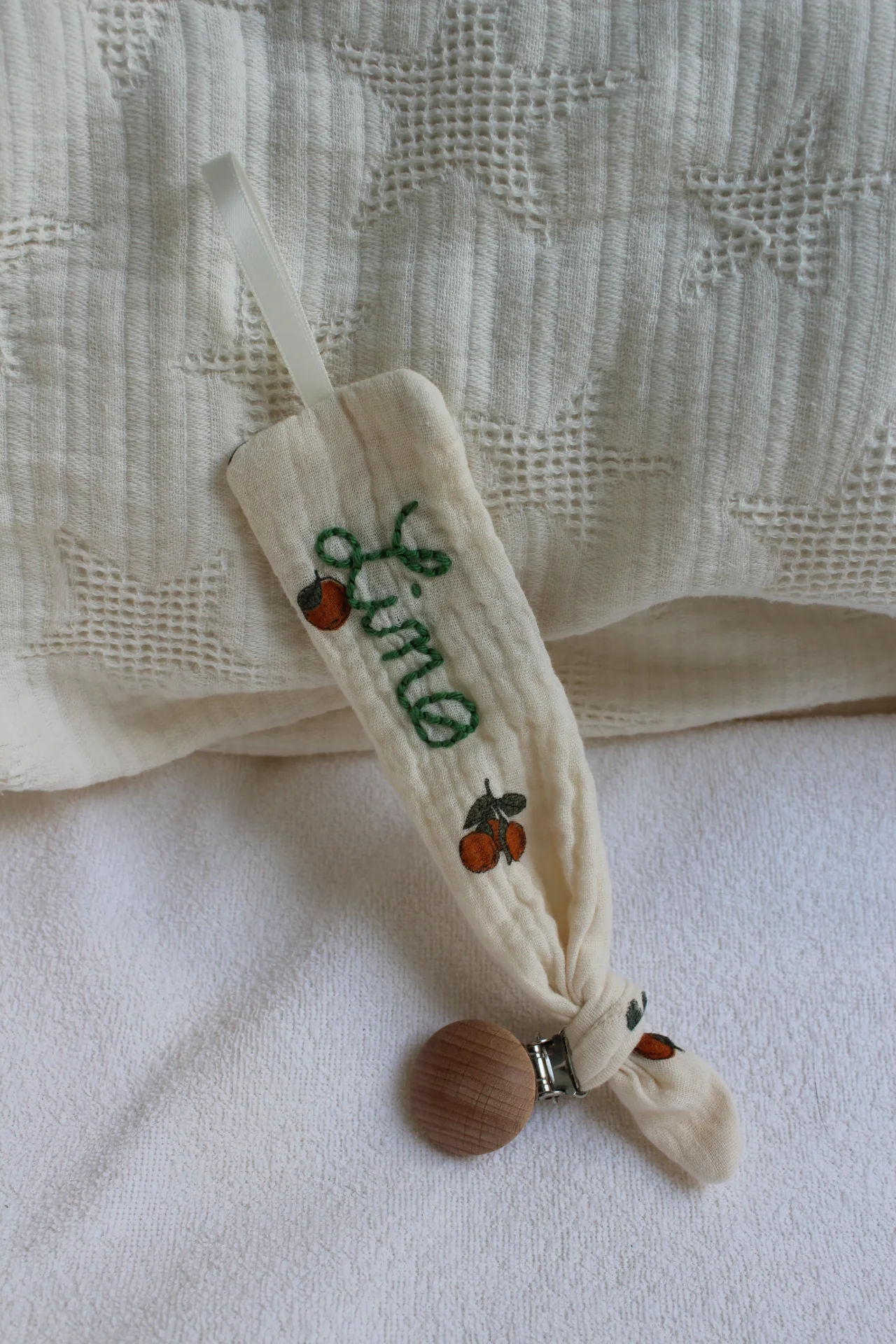 Attache tétine brodée – Image 2