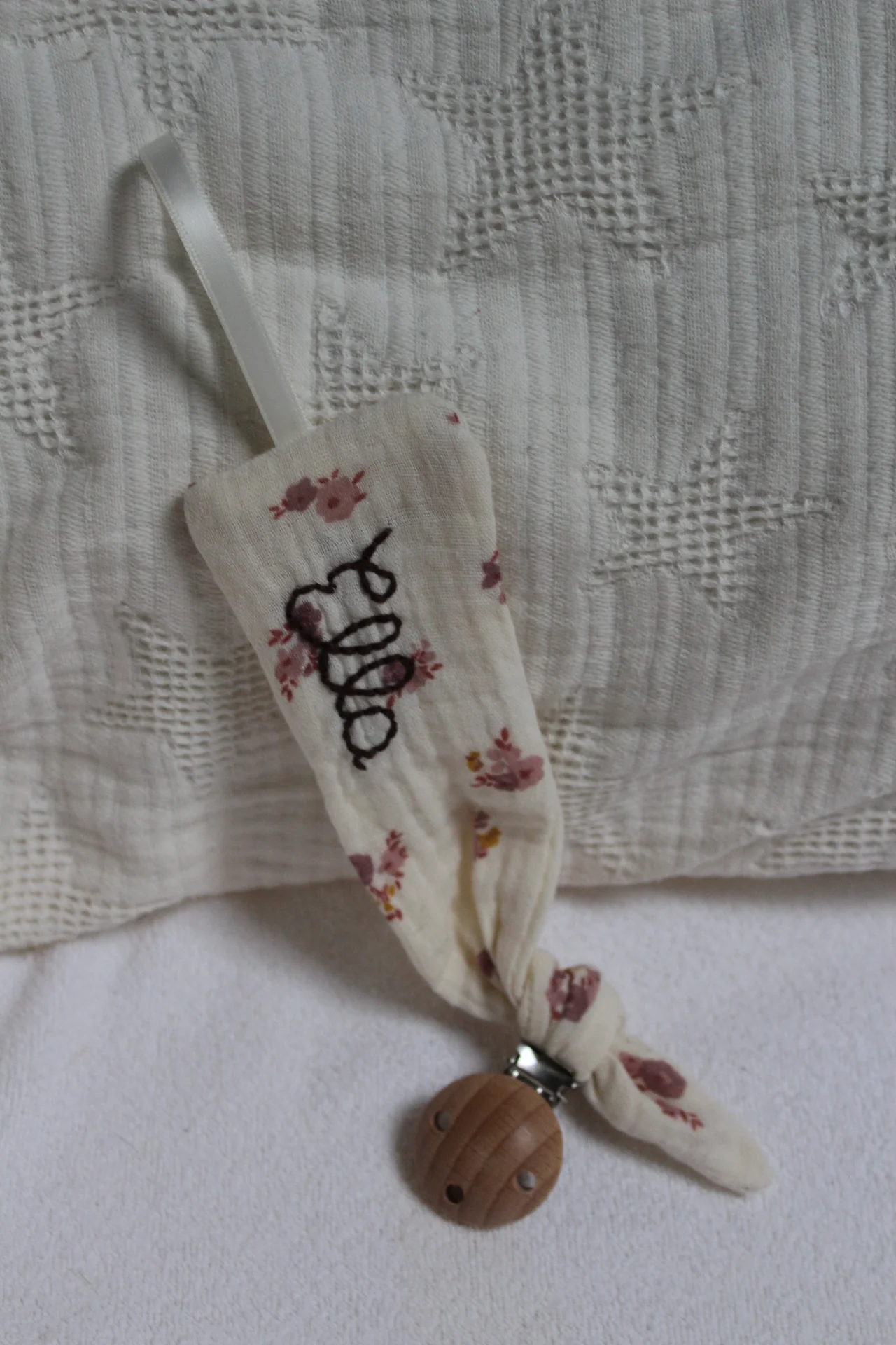 Attache tétine brodée – Image 5