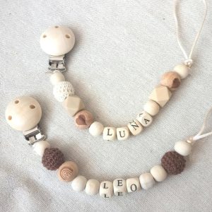 Attache tétine personnalisé en bois