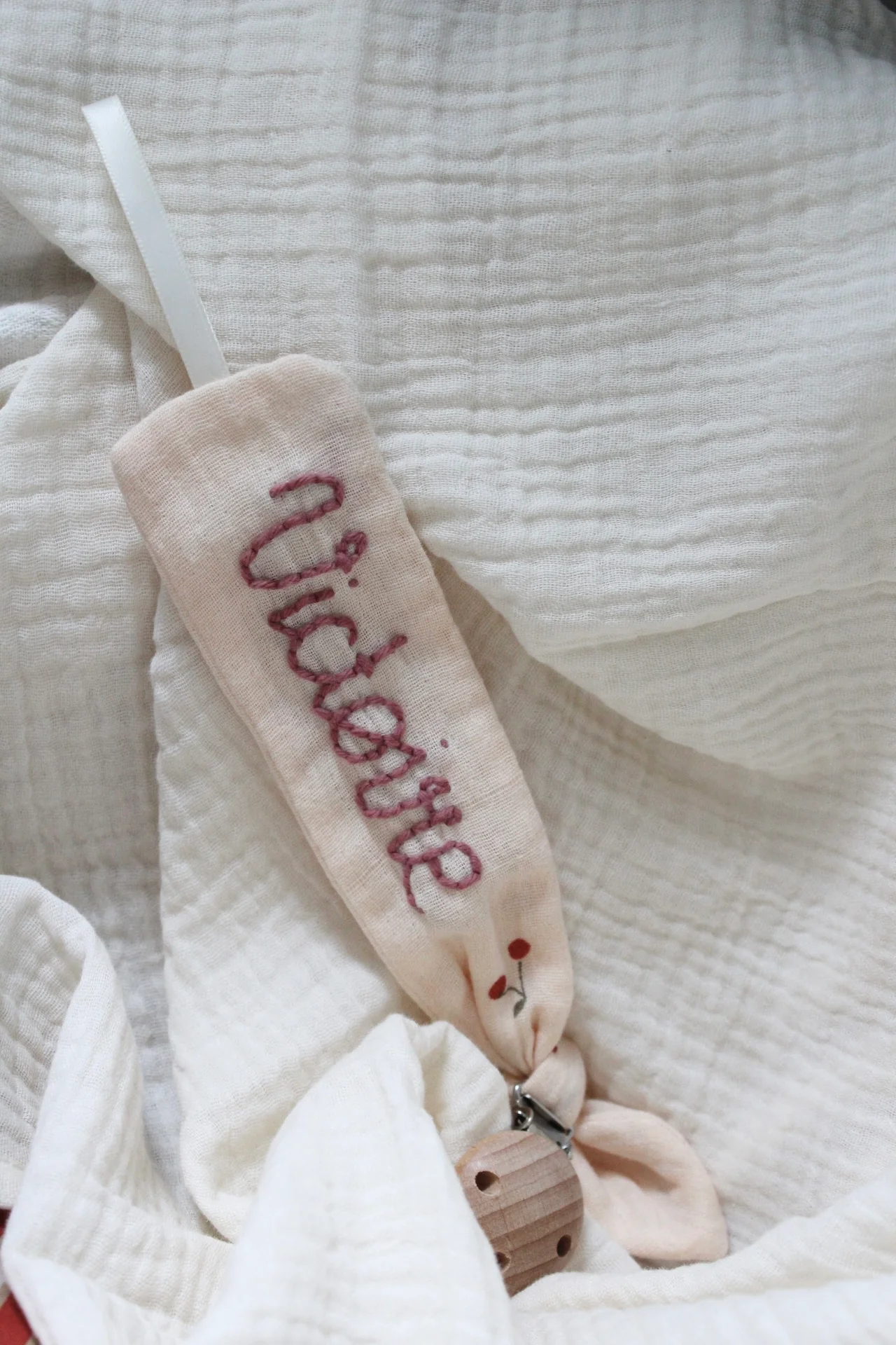 Attache tétine brodée