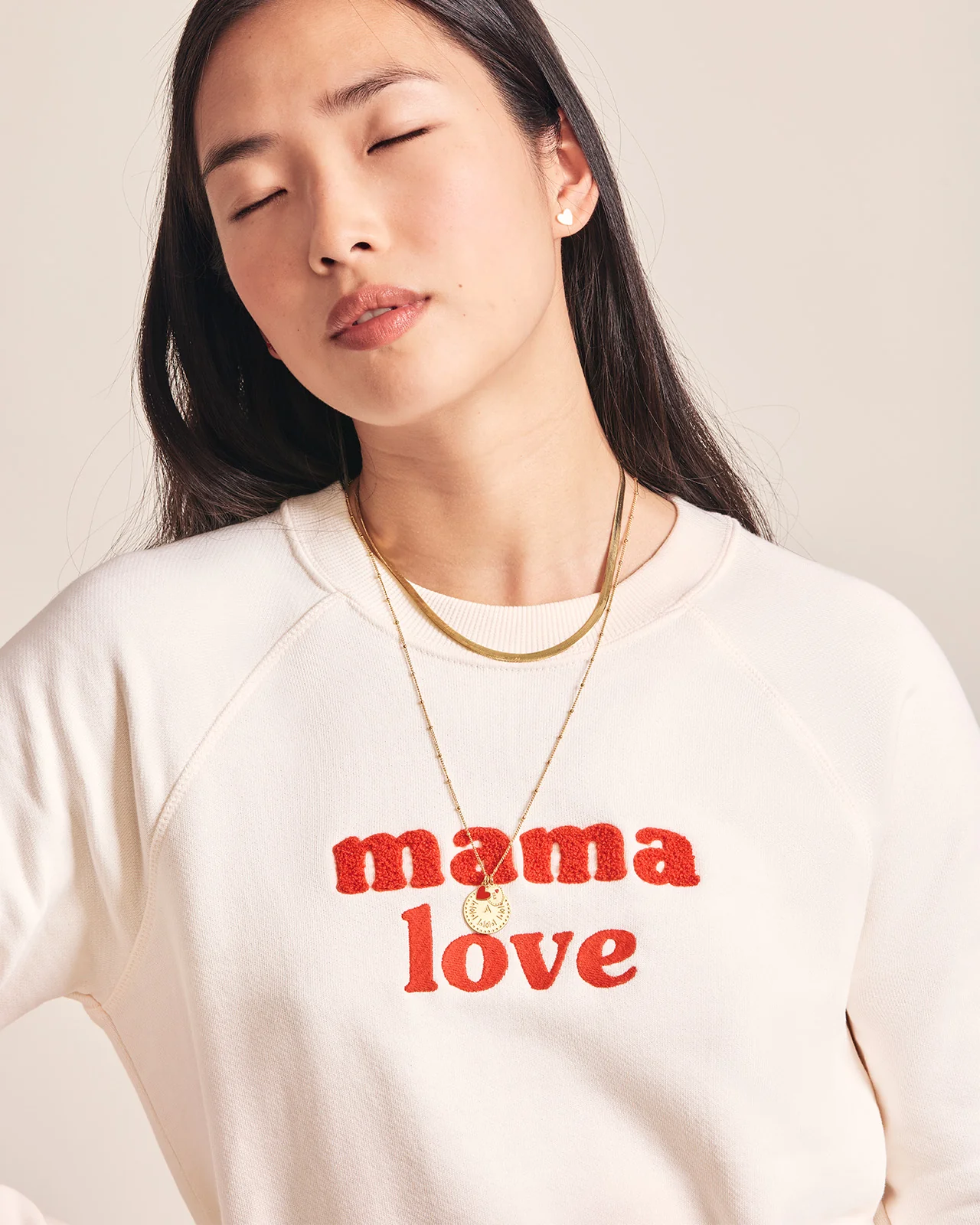Le sweat brodé Mama love en coton bio - crème et rouge – Image 8