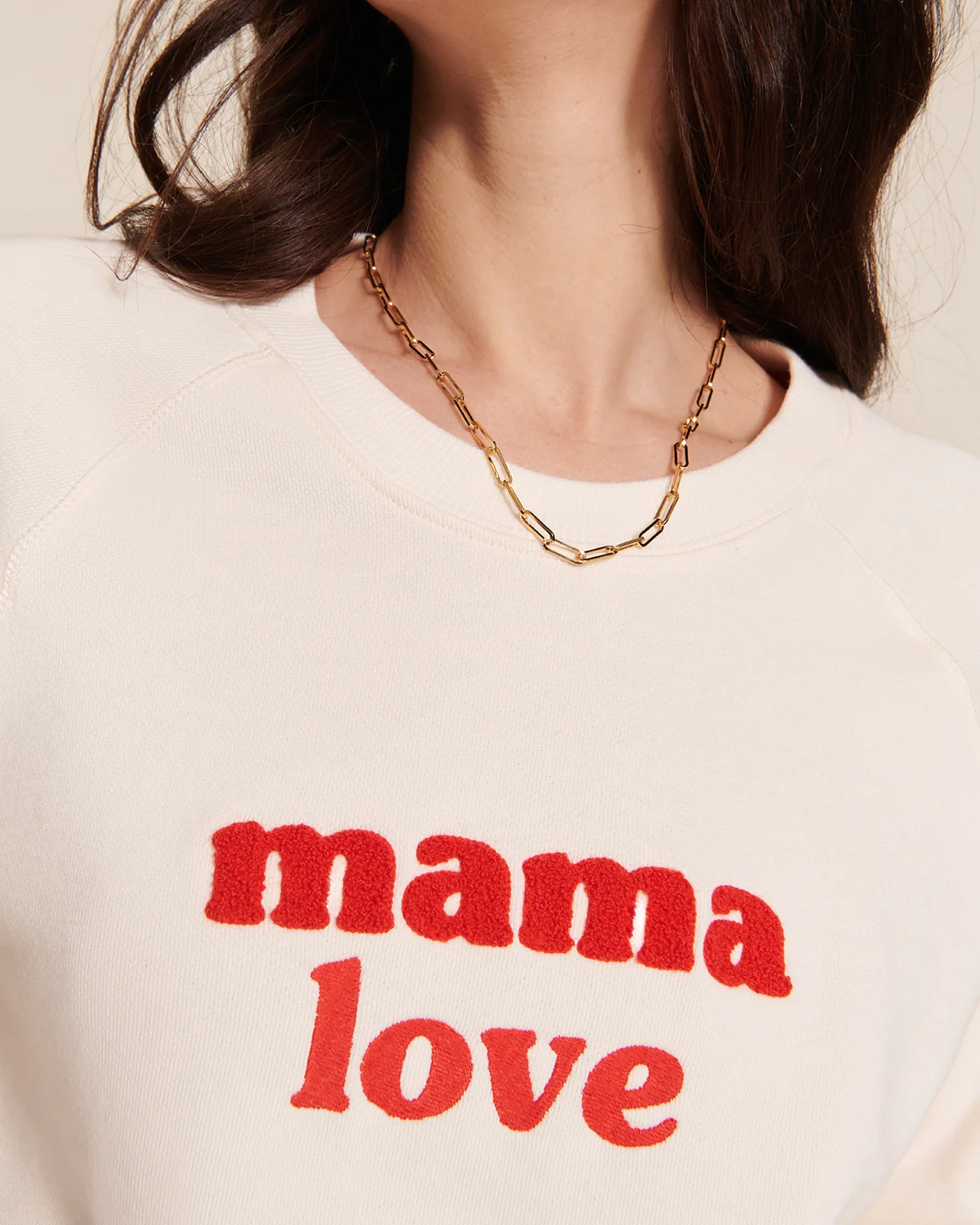 Le sweat brodé Mama love en coton bio - crème et rouge – Image 2