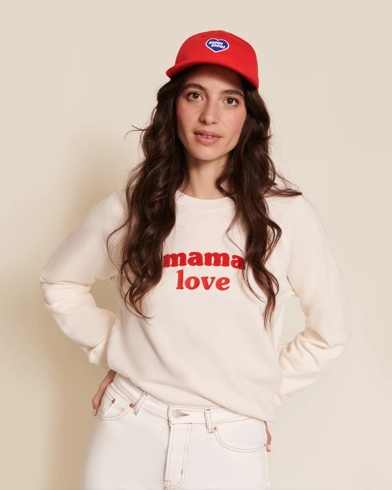 Le sweat brodé Mama love en coton bio - crème et rouge