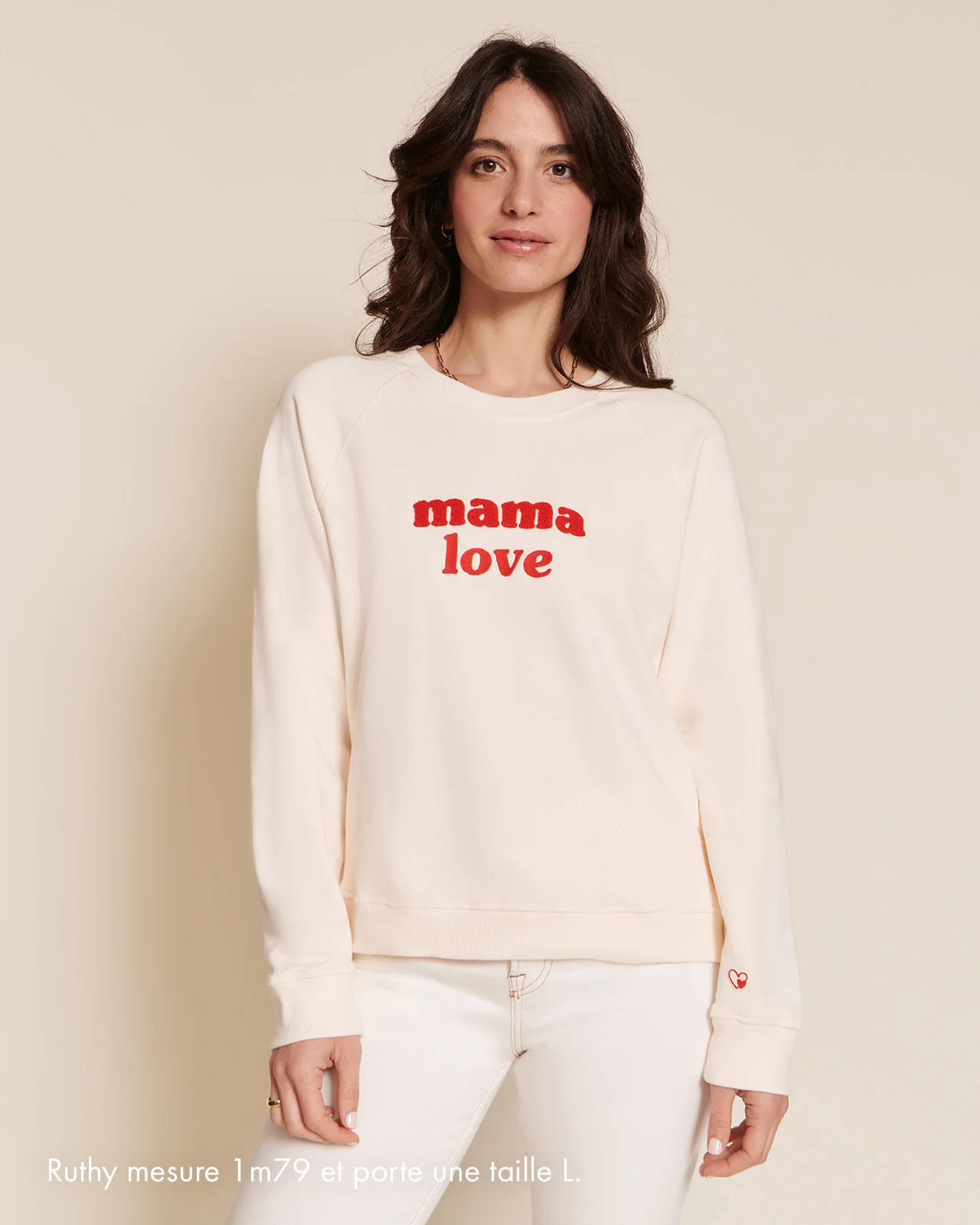 Le sweat brodé Mama love en coton bio - crème et rouge – Image 4