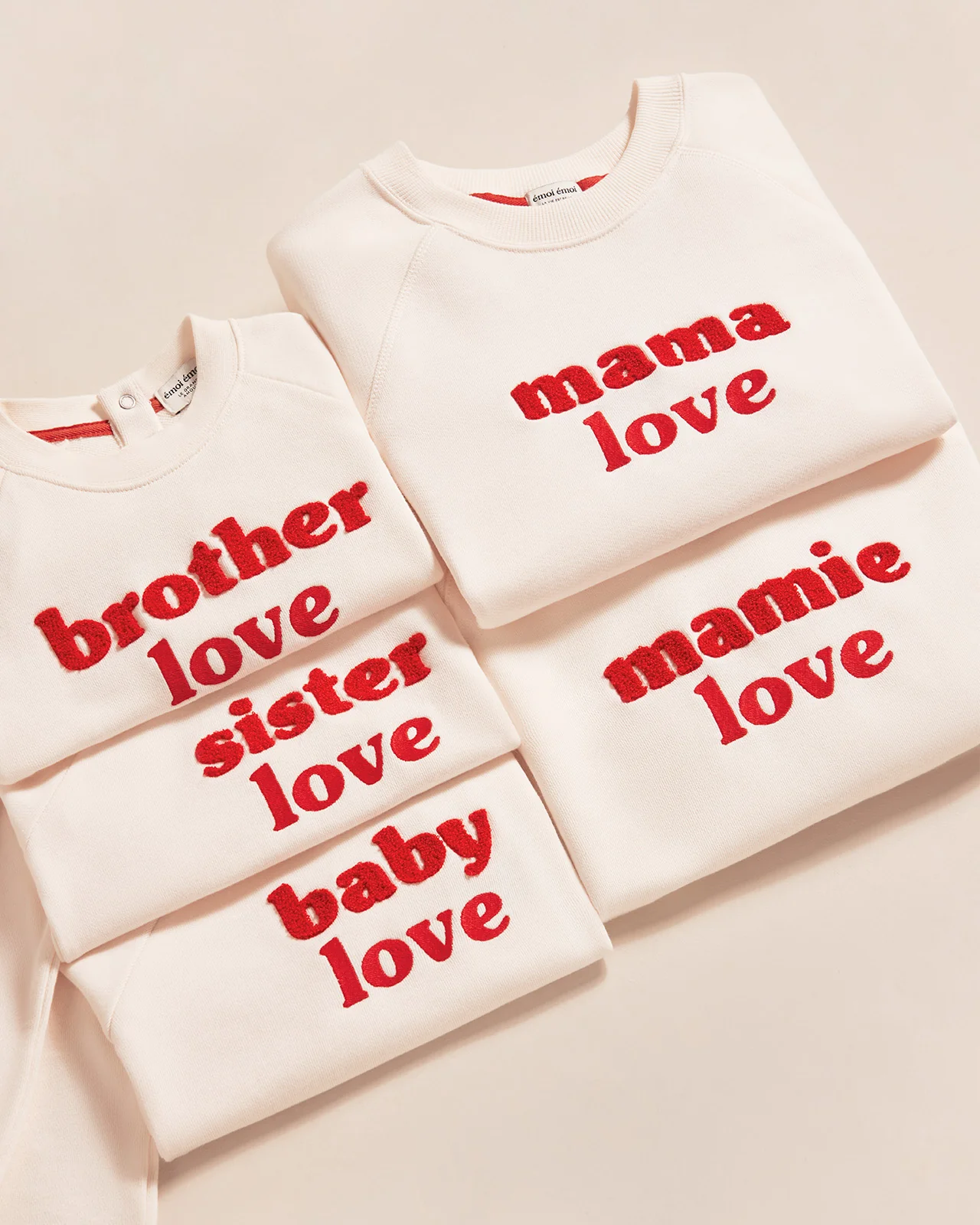 Le sweat brodé Mama love en coton bio - crème et rouge – Image 9