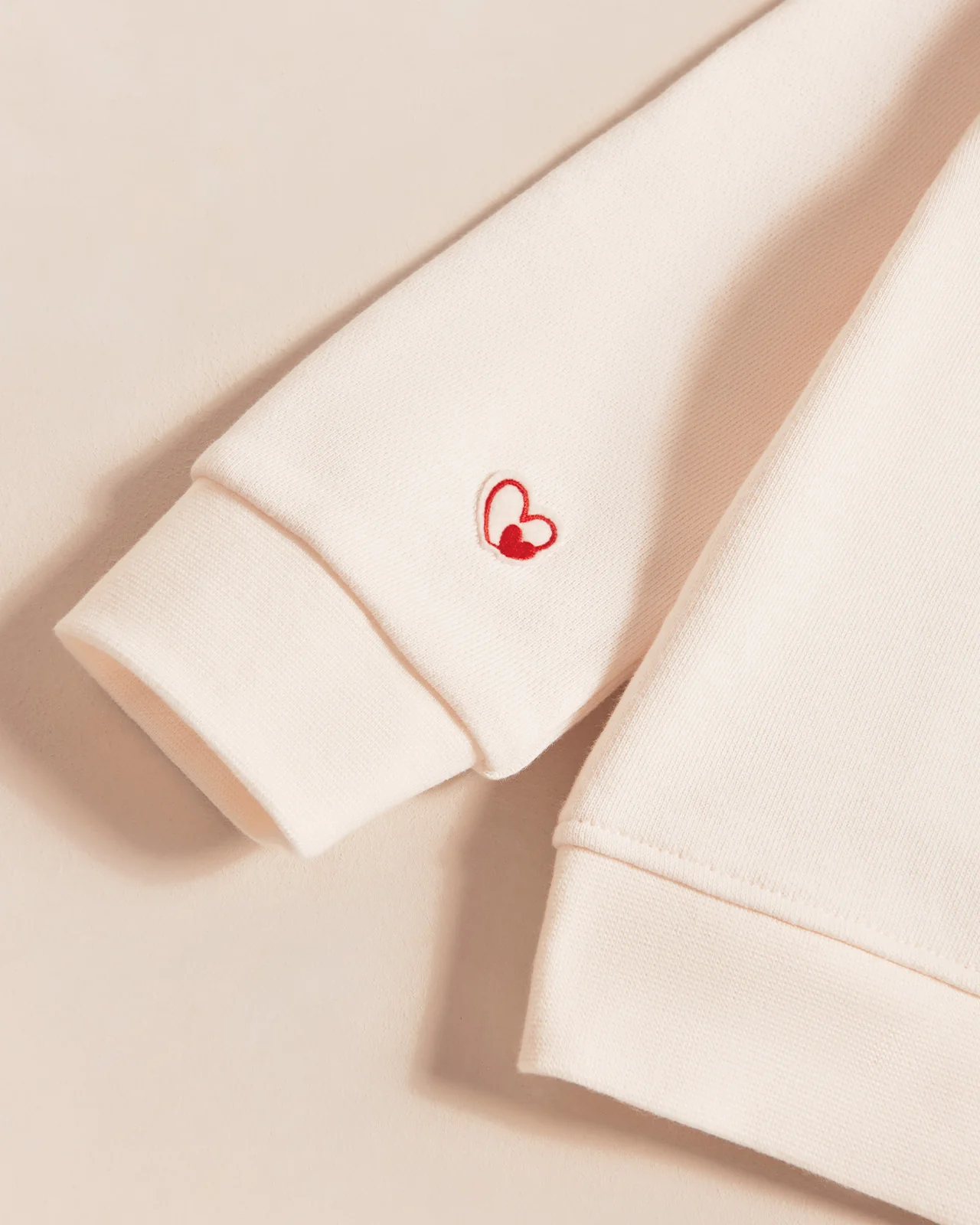 Le sweat brodé Baby love en coton bio - crème – Image 4