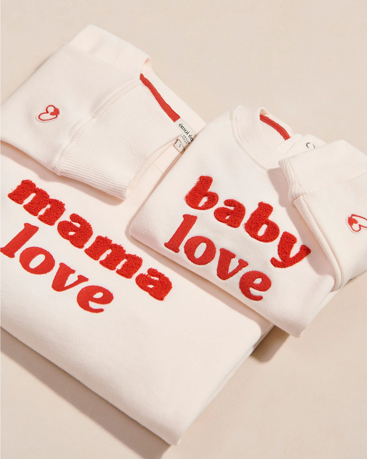 Le sweat brodé Mama love en coton bio - crème et rouge – Image 6
