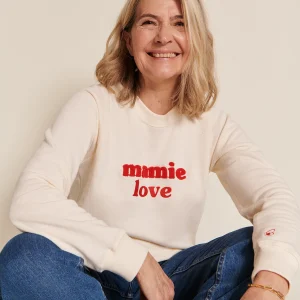 Le sweat brodé Mamie love en coton bio - crème et rouge