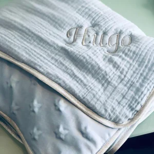 Couverture bébé personnalisée double gaze Bleu ciel biais argent