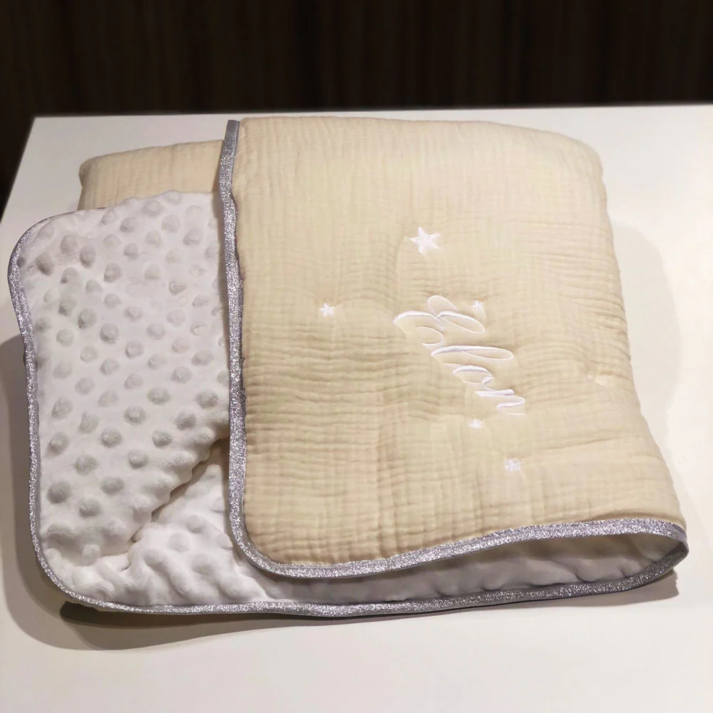 Couverture bébé personnalisée double gaze crème biais argent – Image 2