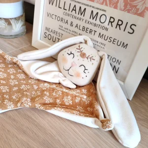 Doudou lapin Grace personnalisé – Fait main en France
