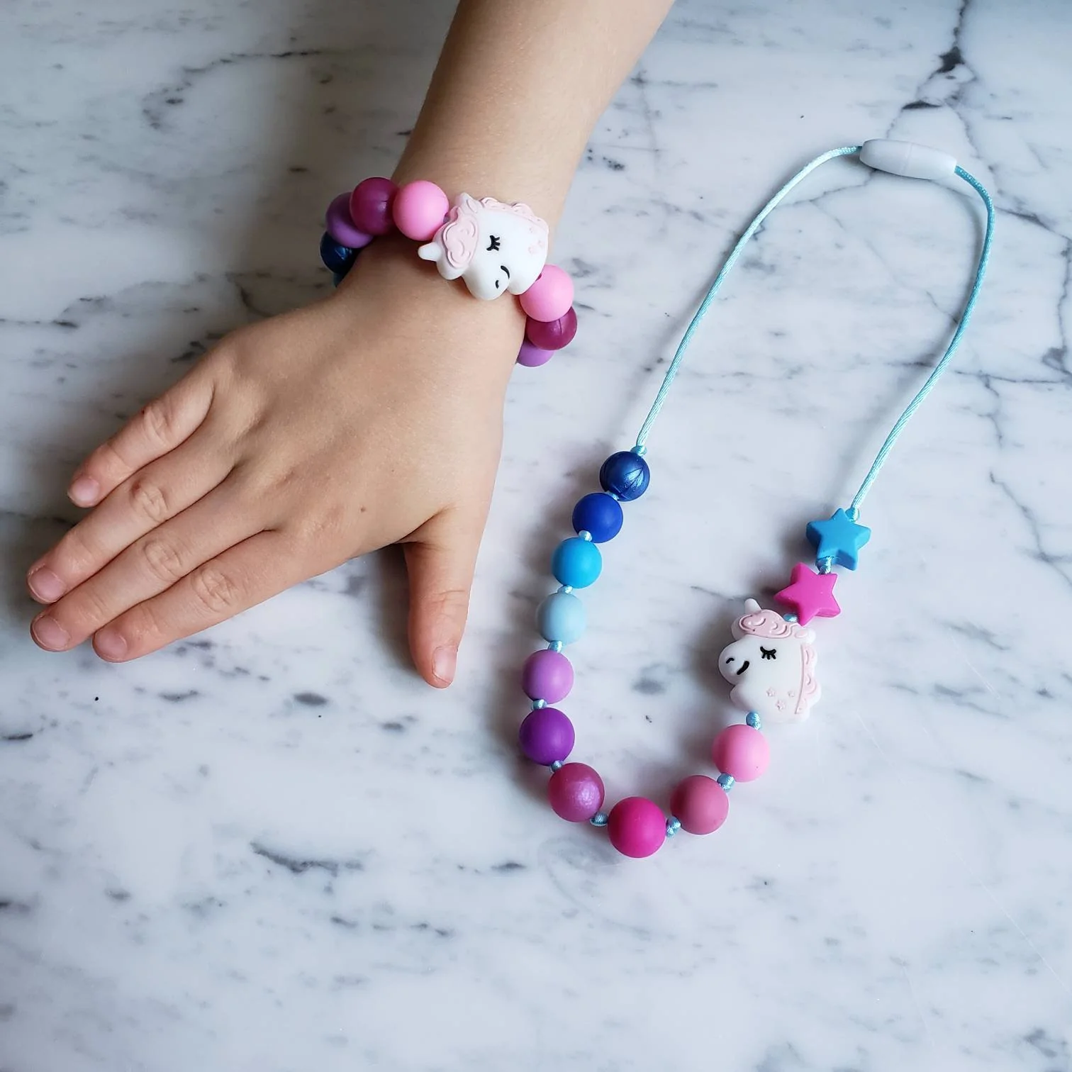 Collier pour enfant LICORNE, multicolore, collier sécuritaire, Collier perles de silicone, Smash the cake, Cadeau d'anniversaire – Image 6