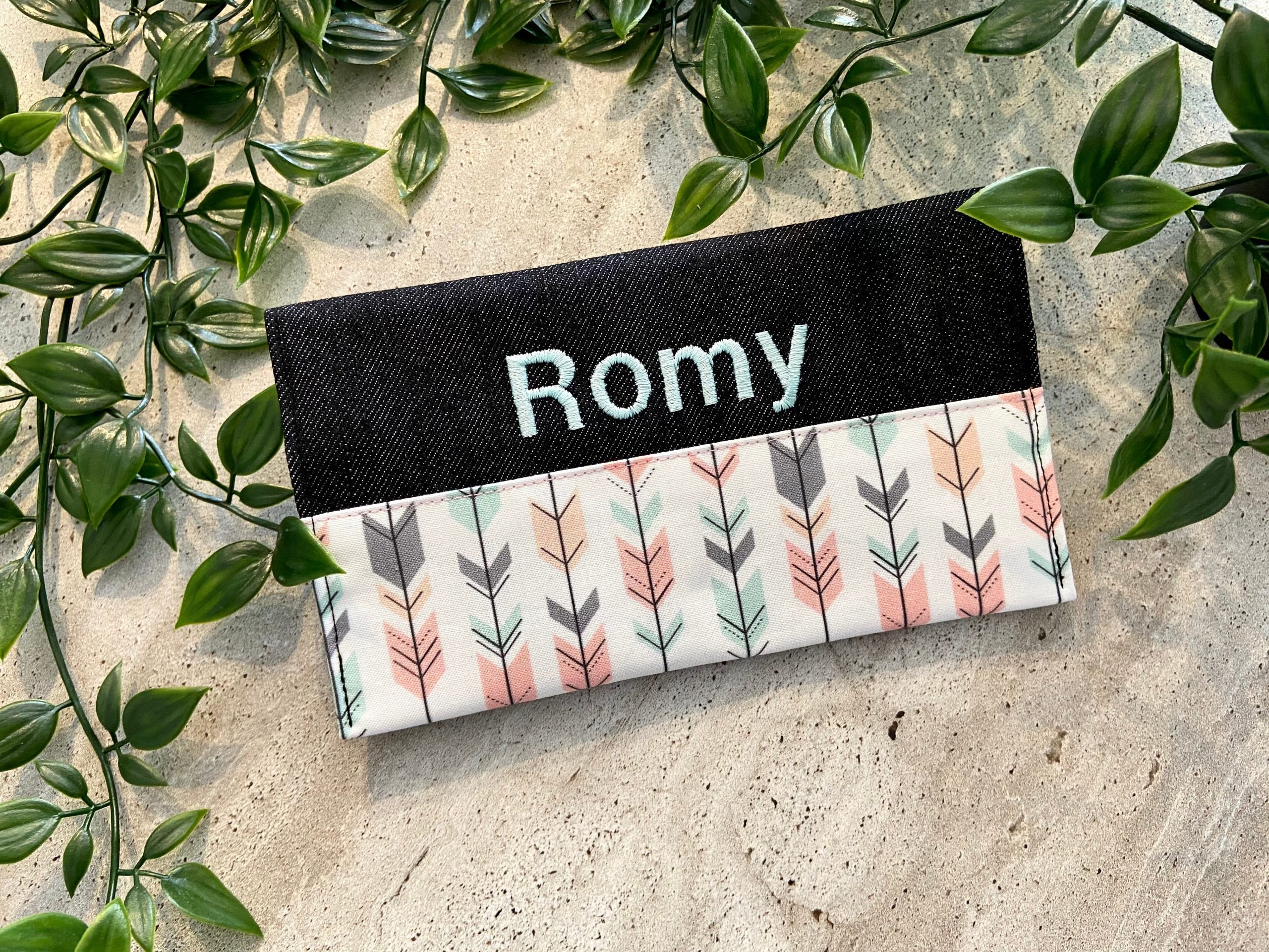 Protège carnet de santé personnalisé Lolikö Flèche corail – Image 5