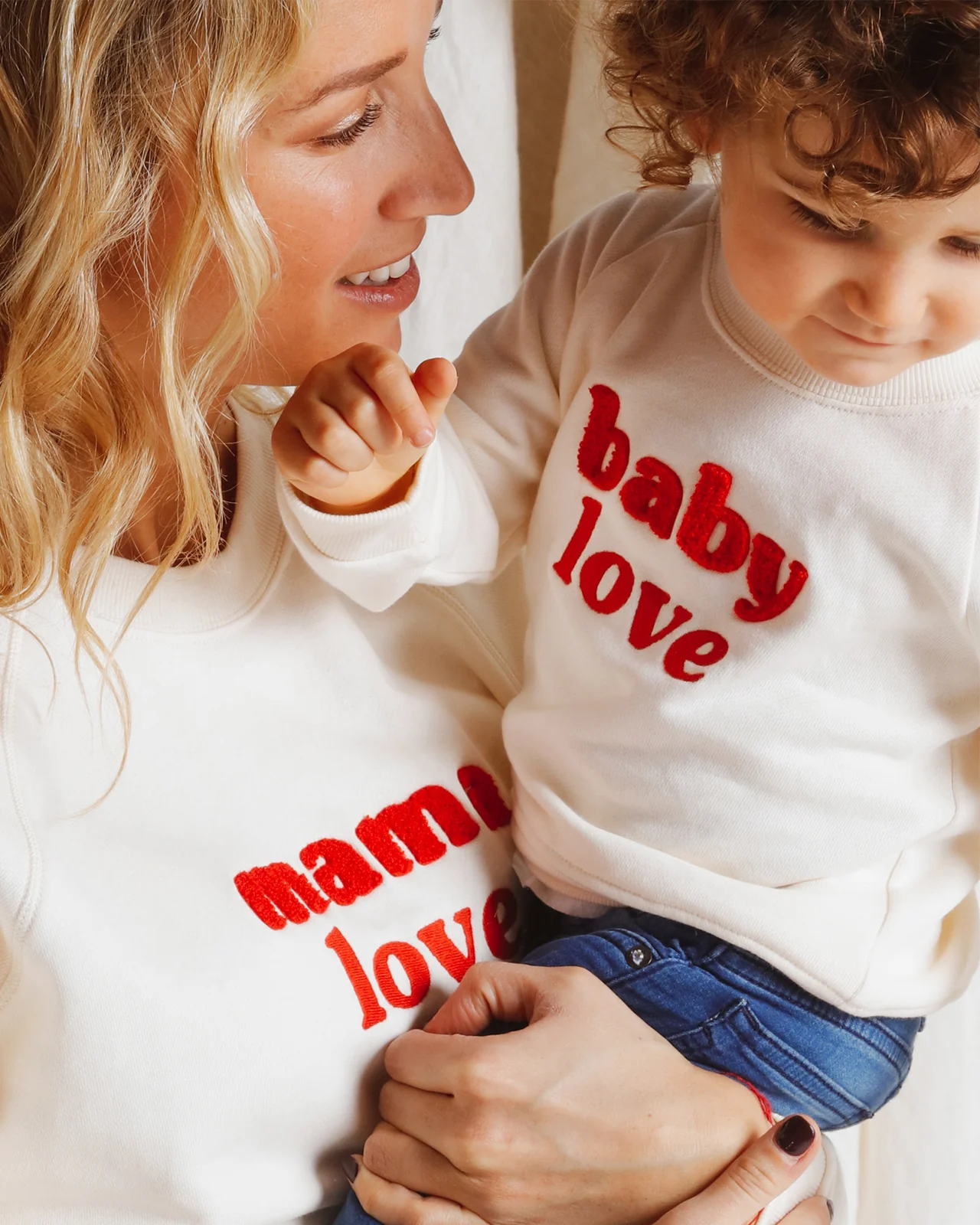 Le sweat brodé Baby love en coton bio - crème – Image 6