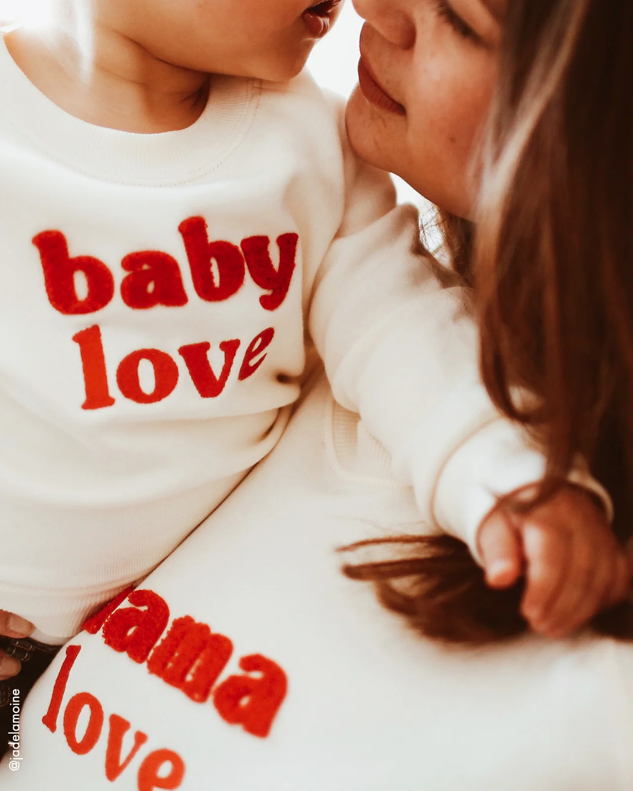 Le sweat brodé Baby love en coton bio - crème – Image 8