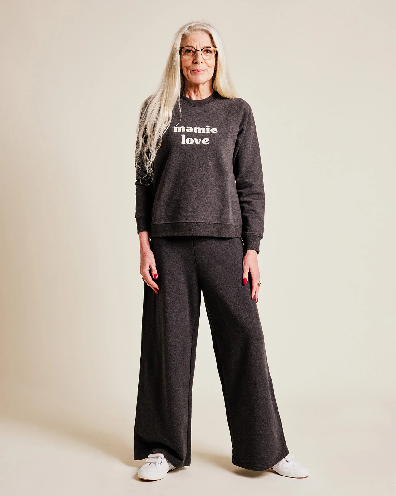 Le sweat brodé Mamie love en coton bio - gris anthracite – Image 2