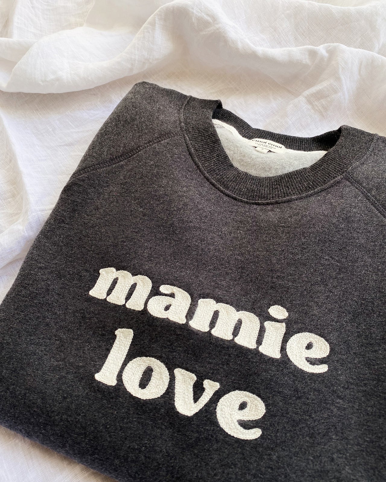 Le sweat brodé Mamie love en coton bio - gris anthracite – Image 4