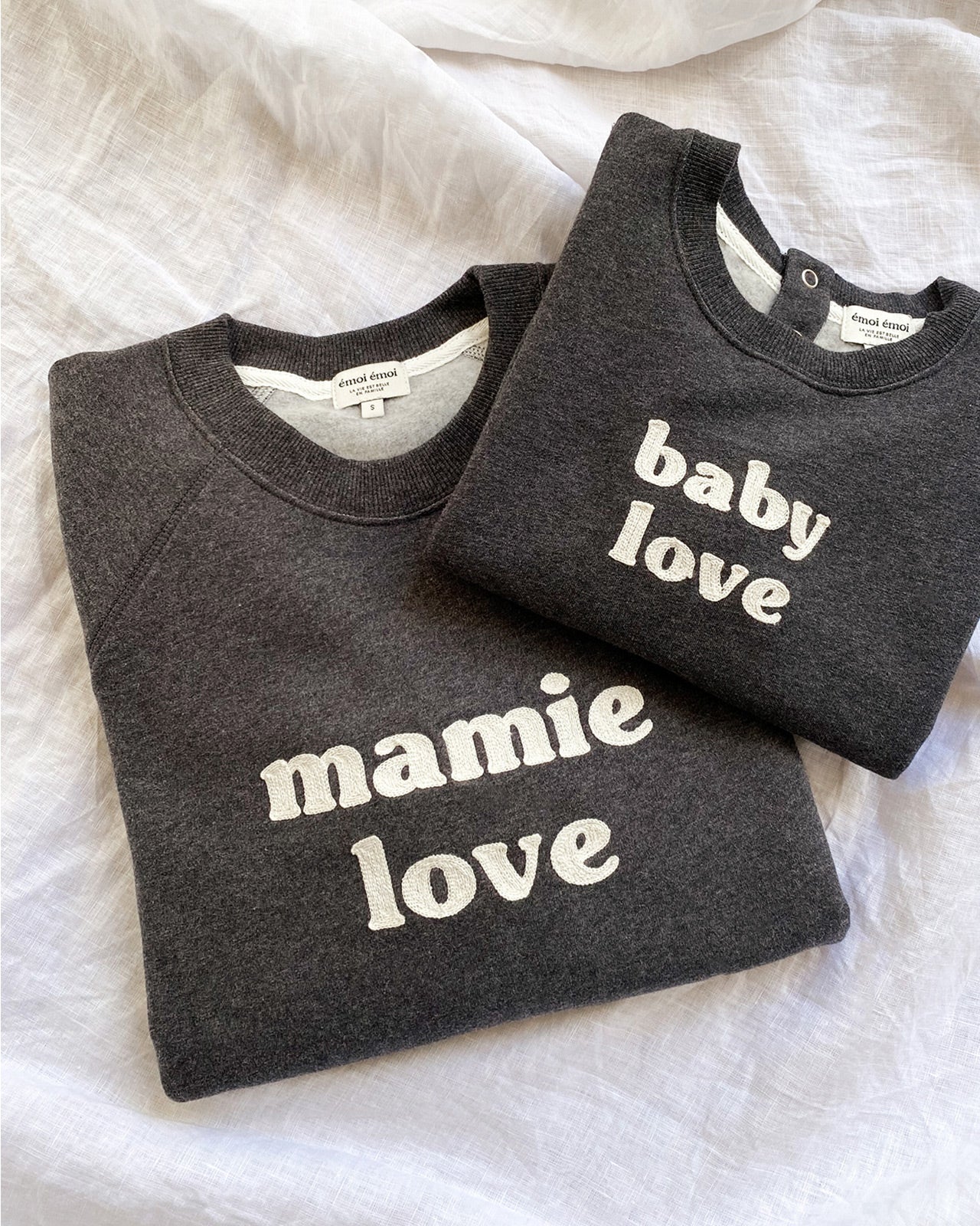 Le sweat brodé Mamie love en coton bio - gris anthracite – Image 5