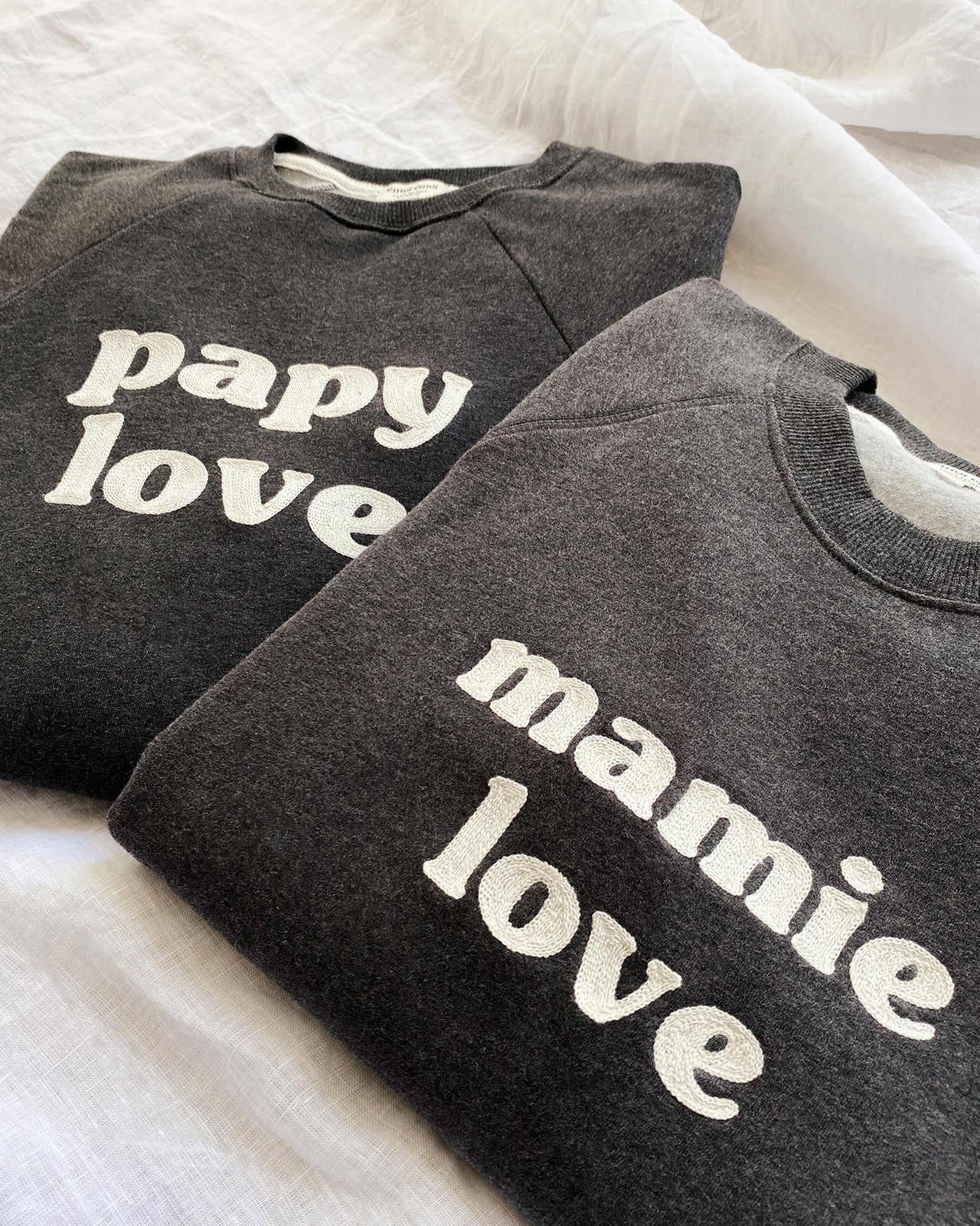 Le sweat brodé Mamie love en coton bio - gris anthracite – Image 6