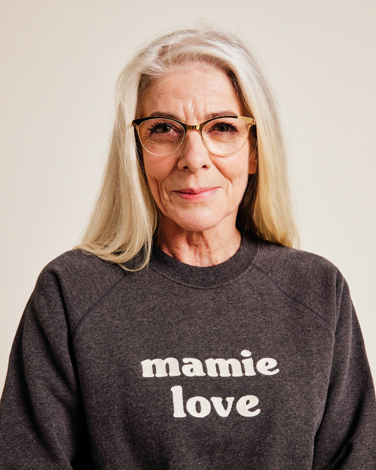 Le sweat brodé Mamie love en coton bio - gris anthracite – Image 3