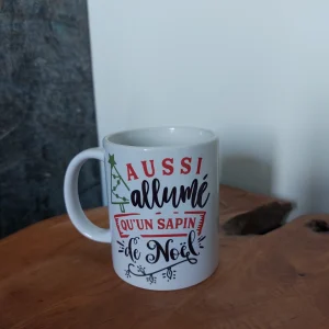 Mug humoristique "Aussi allumé qu'un sapin de Noël"