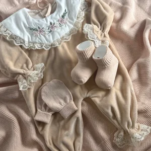 [Gamme Premium] Ensemble naissance bébé fille 5 pièces – Coton bio, tricot et velours beige (0-3 mois)